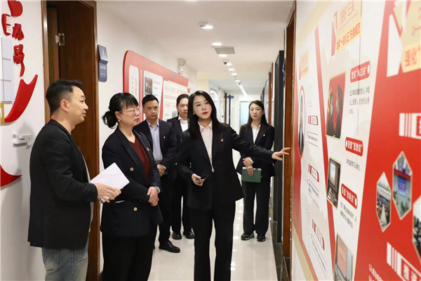 2023-11-27   貴陽產(chǎn)控集團(tuán)黨委委員、副總經(jīng)理劉志宏到貴州環(huán)交所調(diào)研并座談2.jpg