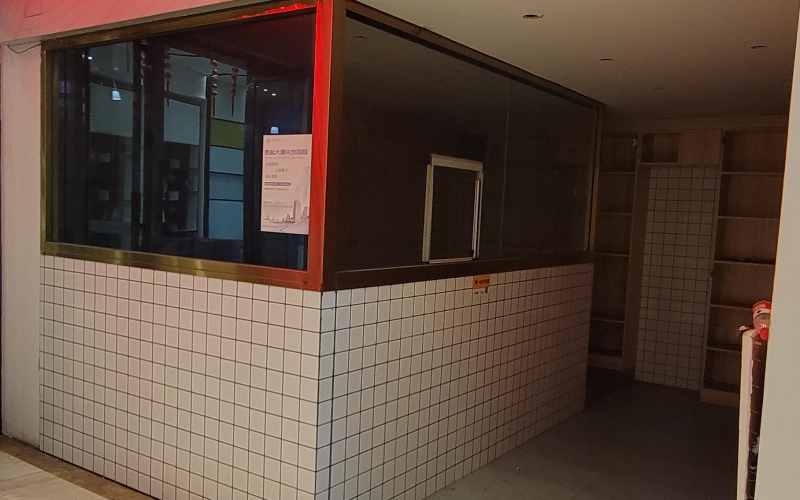 貴鹽大廈商用門(mén)面1樓4號(hào)